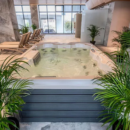 L&s In Odyssey Spa&pool-parking * Mamaia